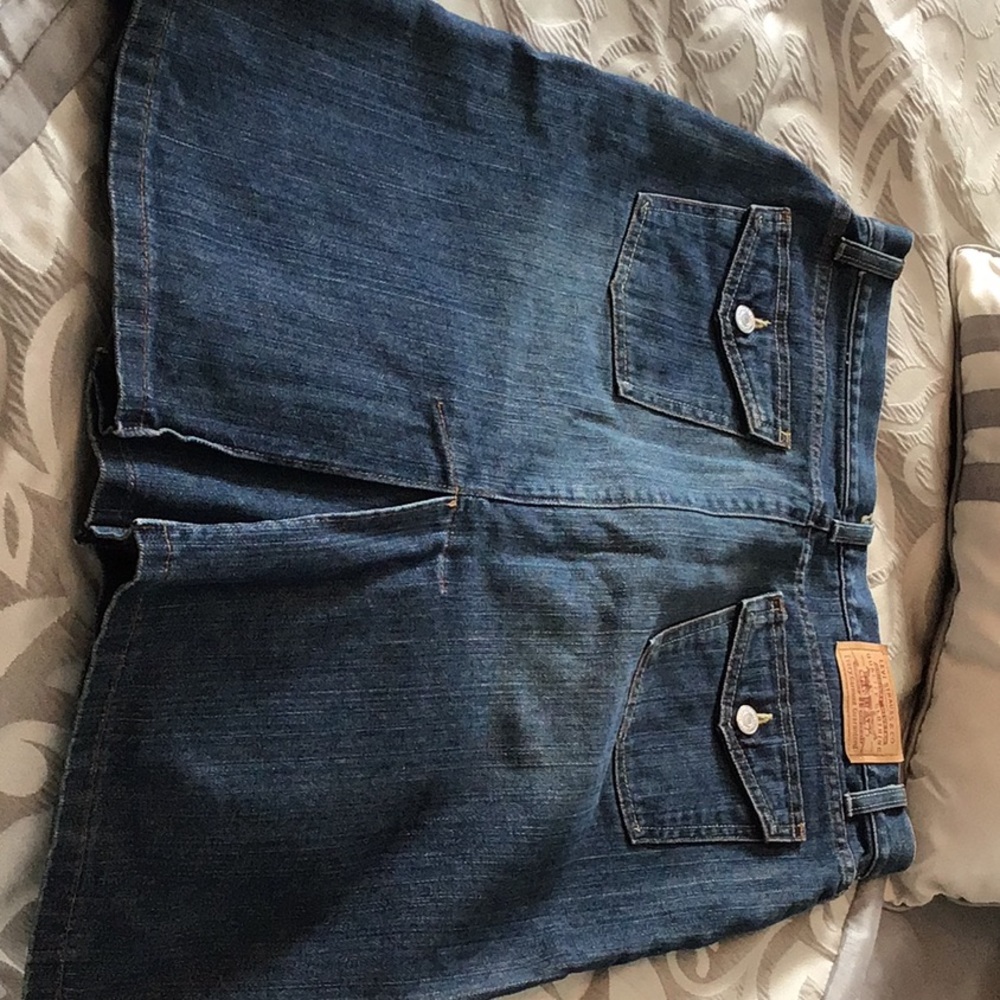 Red Tab Levi’s skirt size 8